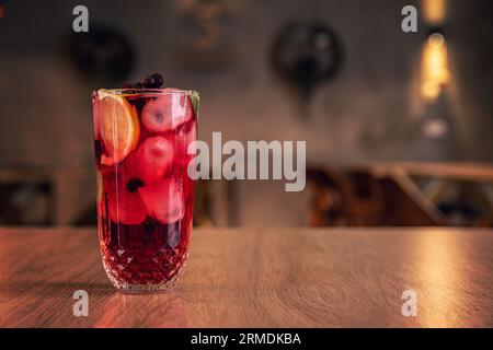 Sommerbeerendrink. Limonade mit schwarzer Johannisbeerameize, Platz für Text Stockfoto
