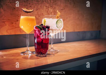 Drei verschiedene alkoholische Cocktails oder Mocktails auf dem Bartisch Stockfoto