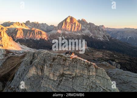 Luftbild der Hütte rifugio Nuvolau Passo Giau in den Dolomiten, Italien Stockfoto