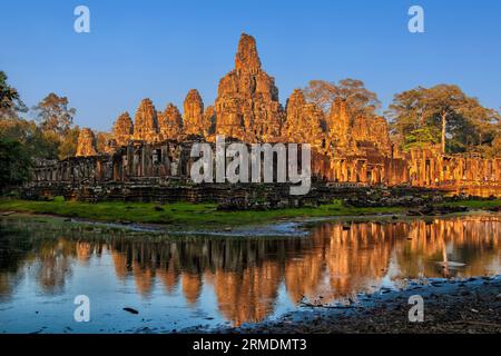 Der Bayon-Tempel bei Sonnenuntergang im Angkor Thom, der Hauptstadt des Khmer-Reiches, Siem Reap, Kambodscha. Der buddhistische Mahayana-Tempel wurde auf Geheiß erbaut Stockfoto