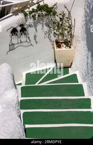 Schmale Steintreppen, ein traditionelles Stück Architektur auf der Insel Santorini. Stockfoto