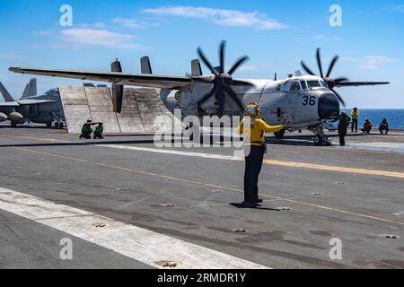 C-2A Greyhound bereitet sich auf den Start vom Flugdeck des Flugzeugträgers USS Nimitz, 25. August 2023 vor. Foto von Justin McTaggart Stockfoto