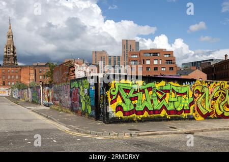 Stephen Street, Street Art, mit St. Patrick's Catholic Church, Belfast, Nordirland, Großbritannien Stockfoto