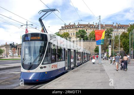 TPG Tram nähert Haltestelle, Place de Neuve, Vieille-Ville, Genf (Genève) Kanton Genf, Schweiz Stockfoto