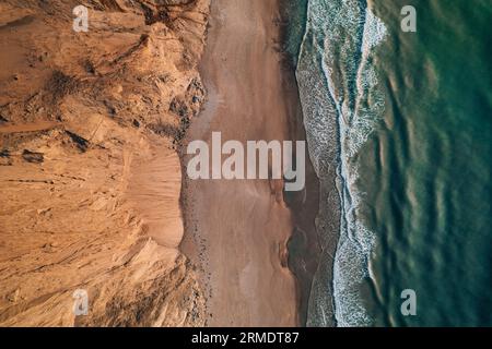 Topdown Hintergrundfoto von Strand, Felsen und Meer an der dänischen Küste Stockfoto