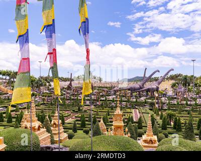 Pattaya, Thailand - 27. August 2023: Der Französische Garten und Dinosaurier-Park in Nong Nooch Wonder World in Pattaya, Thailand. Nong Nooch ist ein großer Park Stockfoto