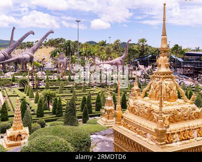 Pattaya, Thailand - 27. August 2023: Der Französische Garten und Dinosaurier-Park in Nong Nooch Wonder World in Pattaya, Thailand. Nong Nooch ist ein großer Park Stockfoto