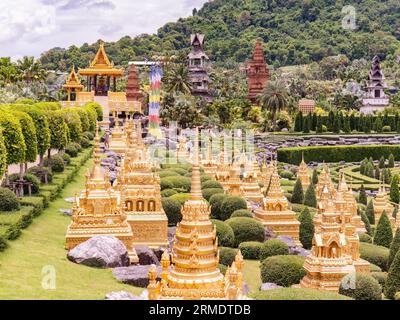 Pattaya, Thailand - 27. August 2023: Der Französische Garten und Dinosaurier-Park in Nong Nooch Wonder World in Pattaya, Thailand. Nong Nooch ist ein großer Park Stockfoto