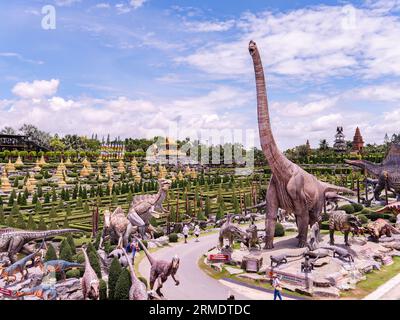 Pattaya, Thailand - 27. August 2023: Der Französische Garten und Dinosaurier-Park in Nong Nooch Wonder World in Pattaya, Thailand. Nong Nooch ist ein großer Park Stockfoto