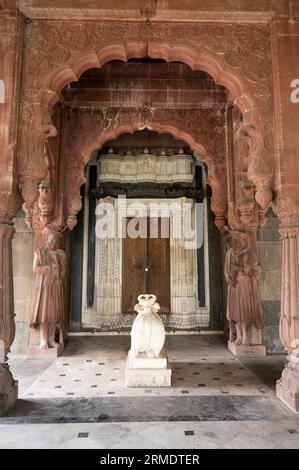 Lord Nandi im Inneren des Krishnapura Chhatris, auch bekannt als Krishna Pura Chhatris, erbaut Mitte des 19. Jahrhunderts, Indore, Madhya Pradesh, Indien Stockfoto