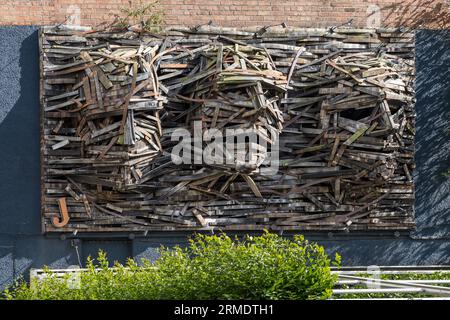 Fototapete mit drei Gesichtern aus Holzplanken, Skipper Street, Belfast, Nordirland.Skipper Street, Street Art, Belfast, Nordirland, Vereinigtes Königreich Stockfoto