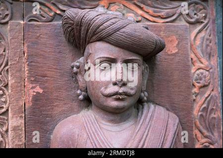 Das in der Mitte des 19. Jahrhunderts erbaute Idol an der Außenwand des Krishnapura Chhatris, auch bekannt als Krishna Pura Chhatris, Indore, Madhya Prad Stockfoto