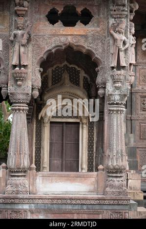 Schnitzereien an der Außenwand des Krishnapura Chhatris, auch bekannt als Krishna Pura Chhatris, erbaut Mitte des 19. Jahrhunderts, Indore, Madhya Stockfoto
