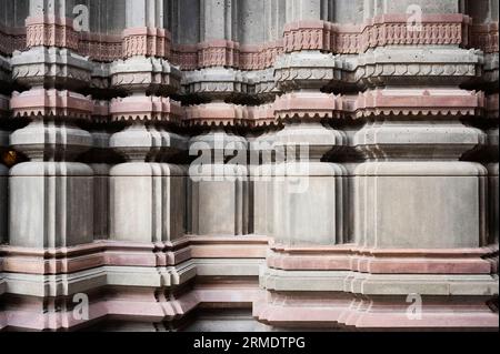 Schnitzereien an der Außenwand des Krishnapura Chhatris, auch bekannt als Krishna Pura Chhatris, erbaut Mitte des 19. Jahrhunderts, Indore, Madhya Stockfoto