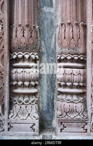 Schnitzereien an der Außenwand des Krishnapura Chhatris, auch bekannt als Krishna Pura Chhatris, erbaut Mitte des 19. Jahrhunderts, Indore, Madhya Stockfoto