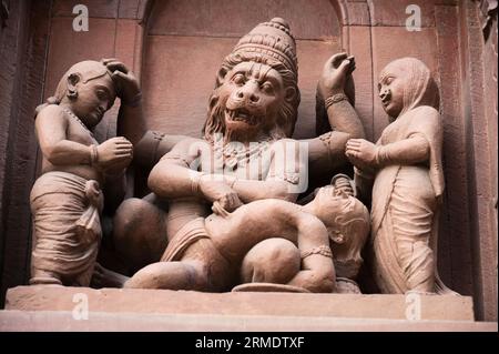 Schnitzereien an der Außenwand des Krishnapura Chhatris, auch bekannt als Krishna Pura Chhatris, erbaut Mitte des 19. Jahrhunderts, Indore, Madhya Stockfoto