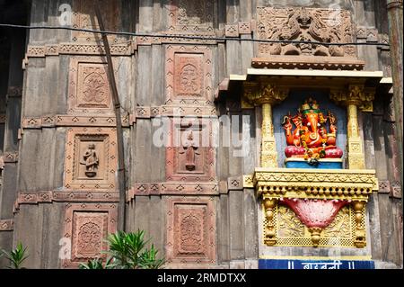 Schnitzereien an der Außenwand des Krishnapura Chhatris, auch bekannt als Krishna Pura Chhatris, erbaut Mitte des 19. Jahrhunderts, Indore, Madhya Stockfoto