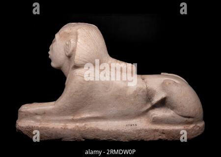 Paris, Frankreich - 08 22 2023: Ramses II. Der große, Gold der Pharaonen. Sphinx eines Königs, möglicherweise Akhenaten Stockfoto