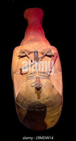 Paris, Frankreich - 08 22 2023: Ramses II. Der große, Gold der Pharaonen. Der Sarkophag von Ramses II Stockfoto