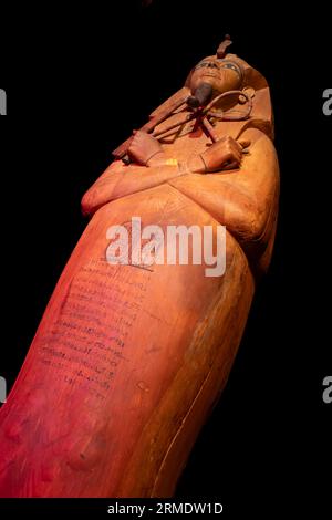 Paris, Frankreich - 08 22 2023: Ramses II. Der große, Gold der Pharaonen. Der Sarkophag von Ramses II Stockfoto