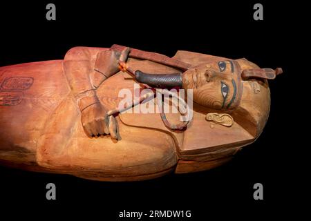 Paris, Frankreich - 08 22 2023: Ramses II. Der große, Gold der Pharaonen. Der Sarkophag von Ramses II Stockfoto