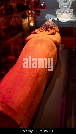Paris, Frankreich - 08 22 2023: Ramses II. Der große, Gold der Pharaonen. Der Sarkophag von Ramses II Stockfoto