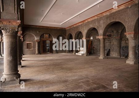 Innenansicht des Rajwada- oder Holkar-Palastes. Eines der ältesten Bauwerke, gegründet 1747 von Malhar Rao Holkar, Indore, Madhya Pradesh, Indien Stockfoto