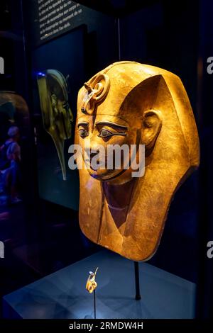 Paris, Frankreich - 08 22 2023: Ramses II. Der große, Gold der Pharaonen. Das Gesicht des Pharaos Stockfoto