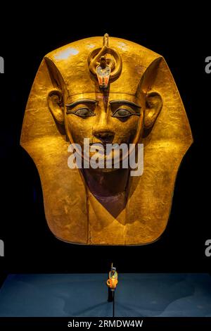 Paris, Frankreich - 08 22 2023: Ramses II. Der große, Gold der Pharaonen. Das Gesicht des Pharaos Stockfoto