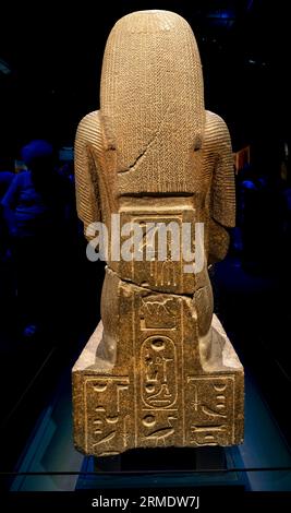 Paris, Frankreich - 08 22 2023: Ramses II. Der große, Gold der Pharaonen. Statue von Königin Tuya Stockfoto