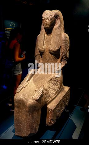 Paris, Frankreich - 08 22 2023: Ramses II. Der große, Gold der Pharaonen. Statue von Königin Tuya Stockfoto