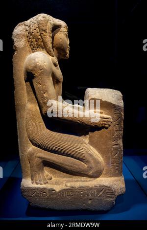 Paris, Frankreich - 08 22 2023: Ramses II. Der große, Gold der Pharaonen. Statue von Khaemwaset mit einer Figur von Ptah Stockfoto