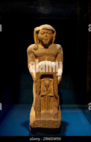 Paris, Frankreich - 08 22 2023: Ramses II. Der große, Gold der Pharaonen. Statue von Khaemwaset mit einer Figur von Ptah Stockfoto