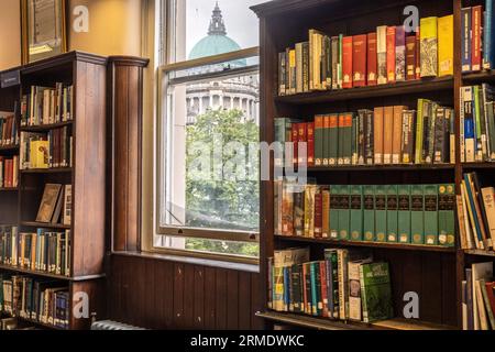 Bücherregale mit Dome of City Hall, Linen Hall Library, Belfast, Nordirland, Großbritannien Stockfoto