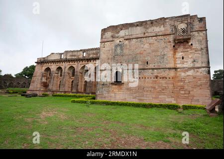 Hindola Mahal, im Fort gelegen, erbaut von Sultan Ghiyasuddin Khilji, Mandu, Madhya Pradesh, Indien Stockfoto