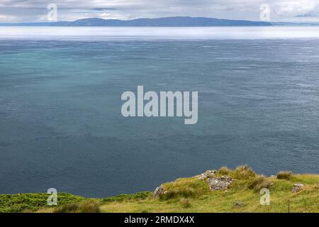 Blick auf Mull of Kintyre Schottland von Torr Head, Antrim, Nordirland, Großbritannien - regnerischer Tag Stockfoto