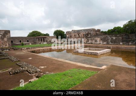 Nahar Jharokha und Hindola Mahal, in der Festung gelegen, erbaut von Sultan Ghiyasuddin Khilji, Mandu, Madhya Pradesh, Indien Stockfoto