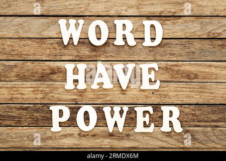 Phrase Word haben Macht geschrieben auf Holzbuchstaben auf hölzernem Hintergrund, Draufsicht. Stockfoto