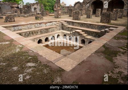 Hammam, Bad oder Schwimmbad und Ruinen in der Nähe von Hindola Mahal, in der Festung gelegen, erbaut von Sultan Ghiyasuddin Khilji, Mandu, Madhya Pradesh, Indien Stockfoto