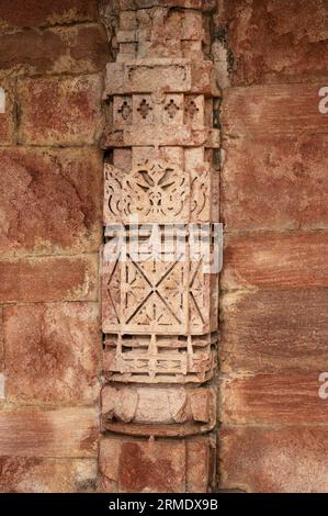 Säulen der Dilawar Khan Moschee, in der Festung gelegen, gebaut von Sultan Ghiyasuddin Khilji, Mandu, Madhya Pradesh, Indien Stockfoto