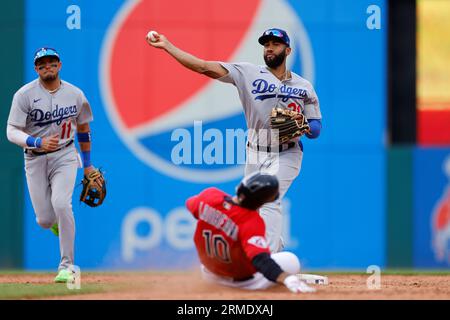 CLEVELAND, OH - 24. AUGUST: Los Angeles Dodgers Shortstop Amed Rosario (31) dreht am 24. August 2023 im Progressive Field in Cleveland, Ohio, ein Doppelspiel über die Folie von Ramon Laureano (10). (Joe Robbins/Image of Sport) Stockfoto