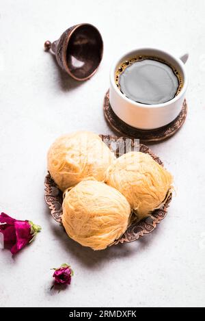 Pismaniye und türkischer Kaffee in Tasse – traditionelles türkisches Dessert auf weißem Hintergrund. Einheimische Zuckerwatte als Dessert. Stockfoto