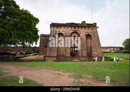 INDIEN, MADHYA PRADESH, MANDU, Juni 2023, Tourist in Hindola Mahal, in der Festung gelegen, gebaut von Sultan Ghiyasuddin Khilji Stockfoto