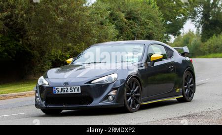 Whittlebury, Northants, UK - 26. August 2023:2012 Honda GT86 Auto, das auf einer englischen Landstraße fährt Stockfoto