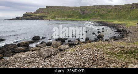 Port Noffer vom Giant Causeway, Basaltsäulen, Causeway Coastal Path, County Antrim, Nordirland, UK - regnerischer Tag Stockfoto