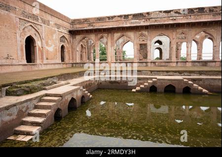 Baz Bahadur's Palace, erbaut auf dem Hügel östlich des Rewa Kunds, der häufig von seinem geliebten Rani Rupati besucht wurde, in Mandu Stockfoto