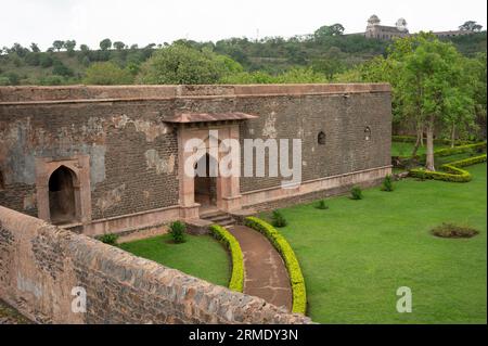 Baz Bahadur's Palace, erbaut auf dem Hügel östlich des Rewa Kunds, der häufig von seinem geliebten Rani Rupati besucht wurde, in Mandu Stockfoto