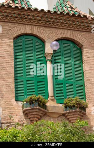 Vintage-Fenster in einem der Gebäude im Park Güell. Stockfoto