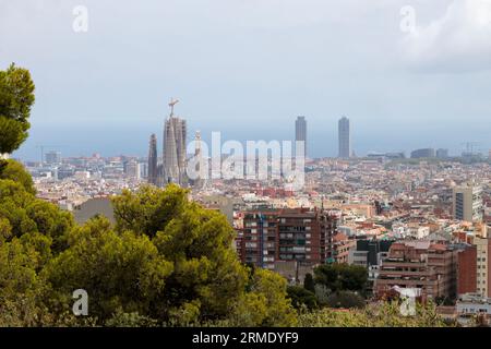 Atemberaubender Blick auf die Skyline von Barcelona vom Park Güell Stockfoto