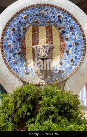 Gaudis Keramikkunst im alten Brunnen von Park Güell Stockfoto